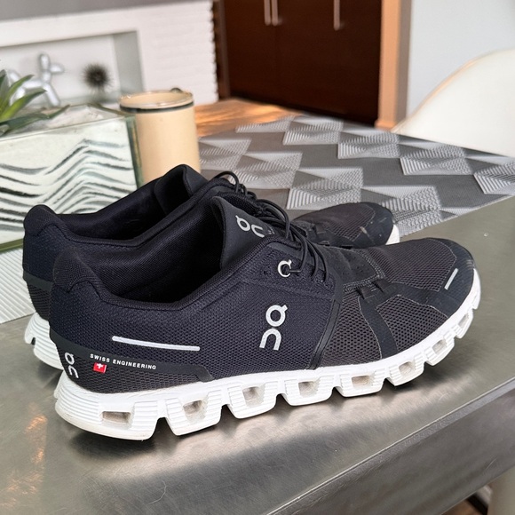 On cloud Running womens Black and White Athletic Shoes 10/42 - Picture 2 of 8